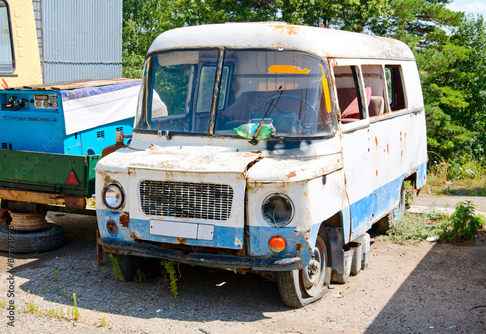 старый ржавый микроавтобус на стоя