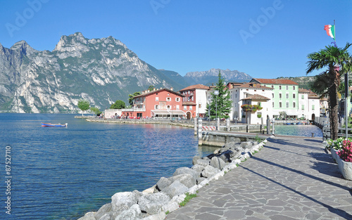 Quadro em tela an der Seepromenade von Nago-Torbole am Gardasee in Italien
