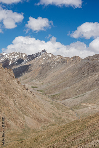 Fototapeta Naklejka Na Ścianę i Meble -  Mountain view on the road to Nubra Valley,India.