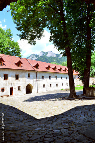 klasztor dziedziniec 