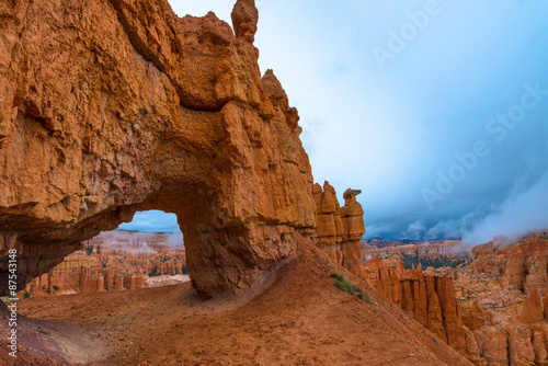 Sandstone Arch Bryce Canyon Peek-a-boo loop trail