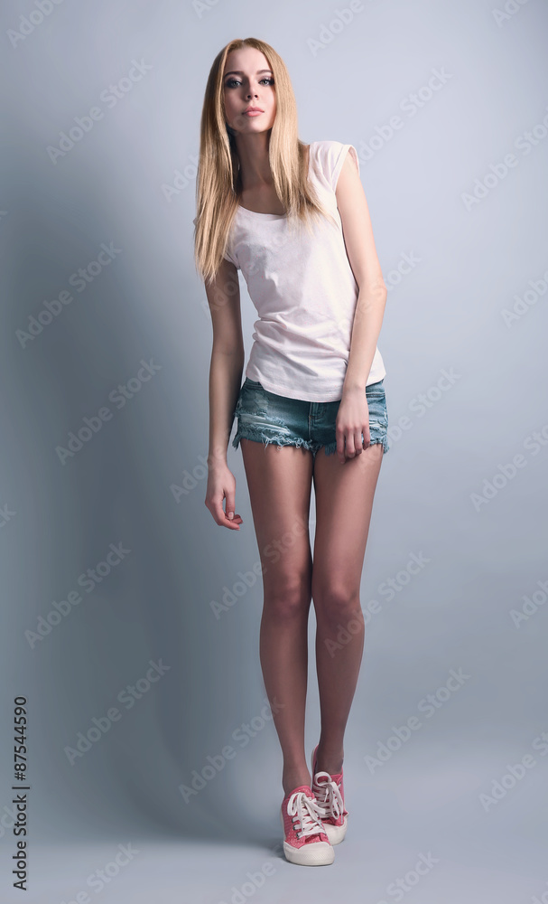 Naklejka premium Expressive young model in casual style on gray background