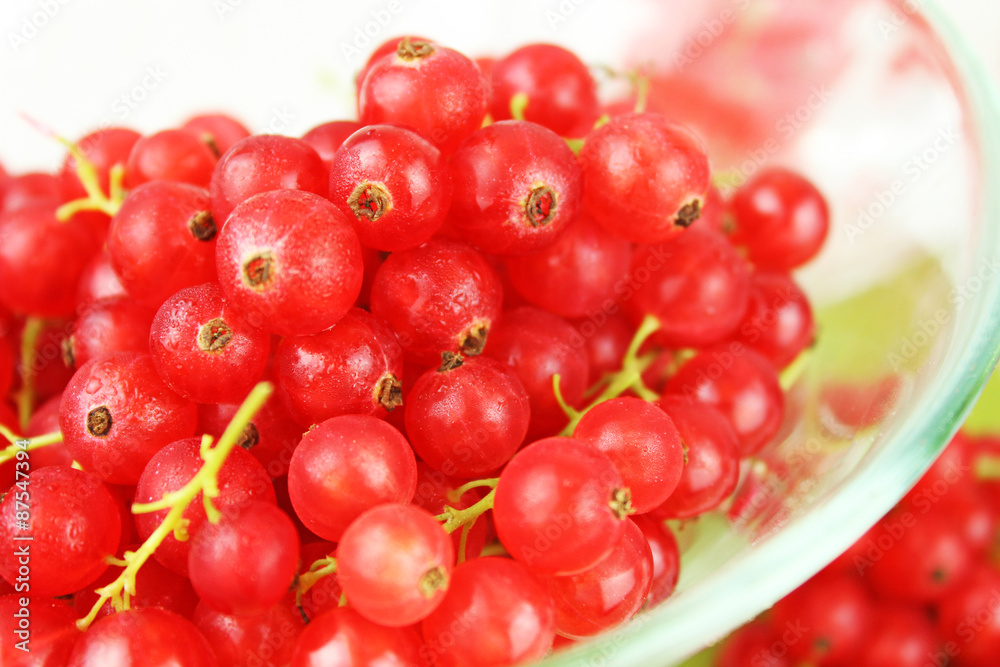 Johannisbeeren in Glasschale auf Esstisch Johannisbeeren in Glasschale auf Esstisch