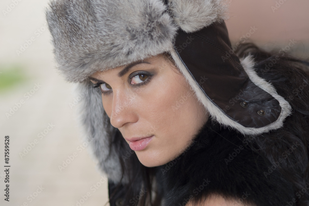 ragazza con un cappello di pelle ragazza con un cappello di pelle