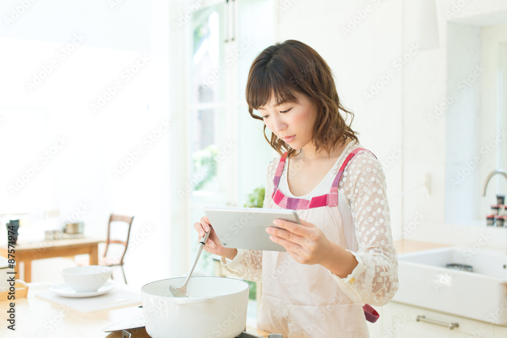 ダイニングの爽やかな女性 ダイニングの爽やかな女性