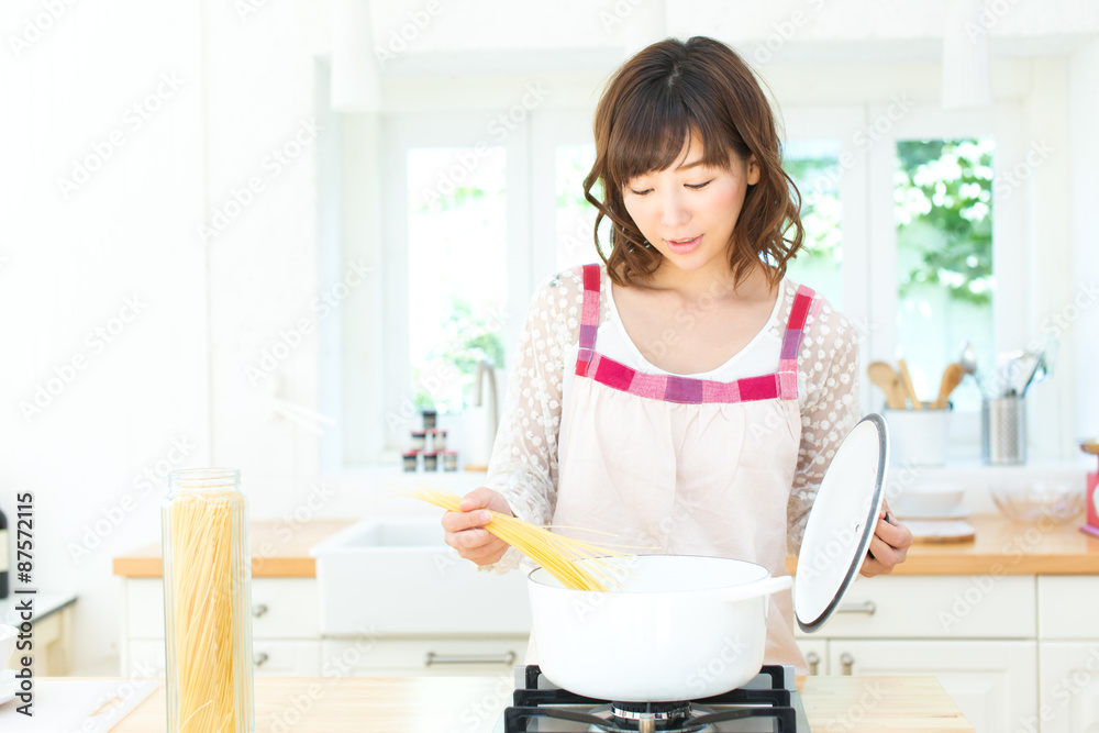 ダイニングの爽やかな女性 ダイニングの爽やかな女性