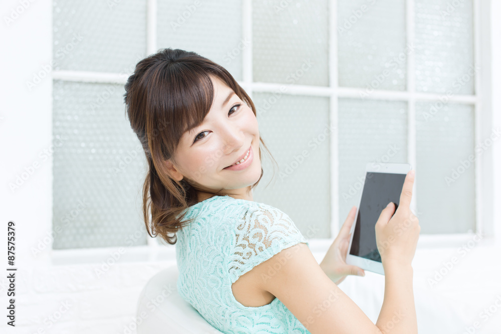 タブレットを使う爽やかな女性 タブレットを使う爽やかな女性