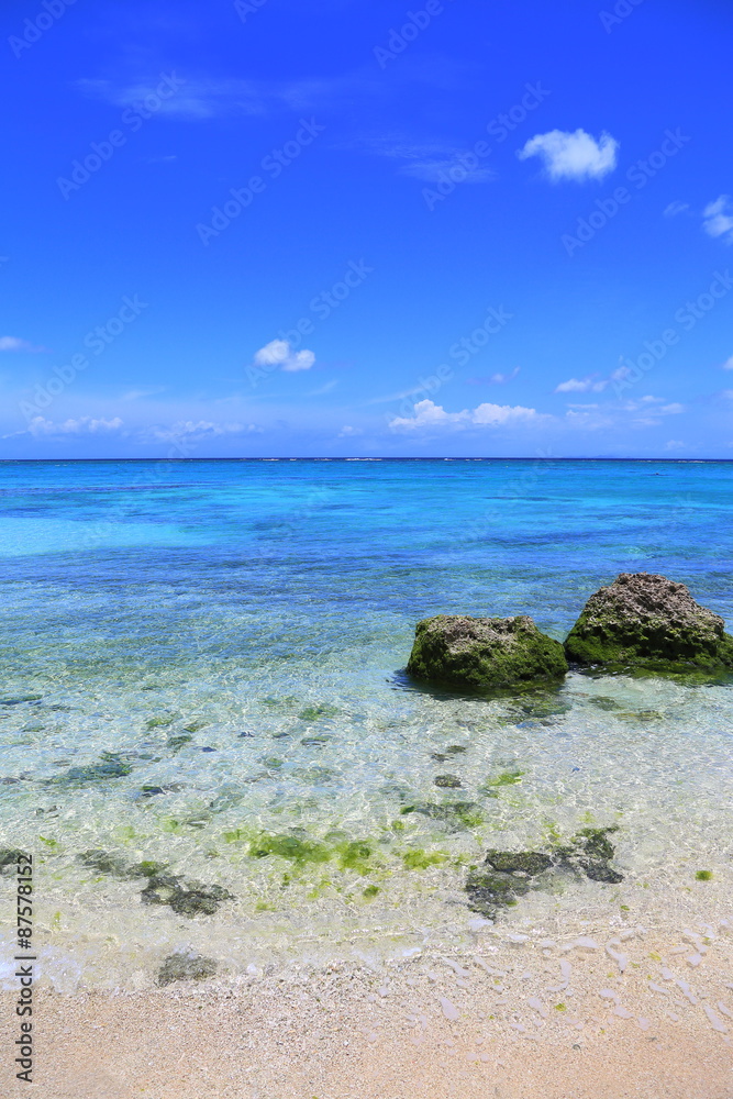 沖縄の青い海と夏の空