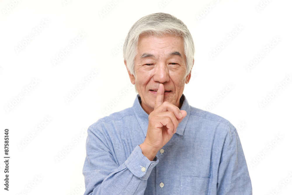 静かにする高齢者