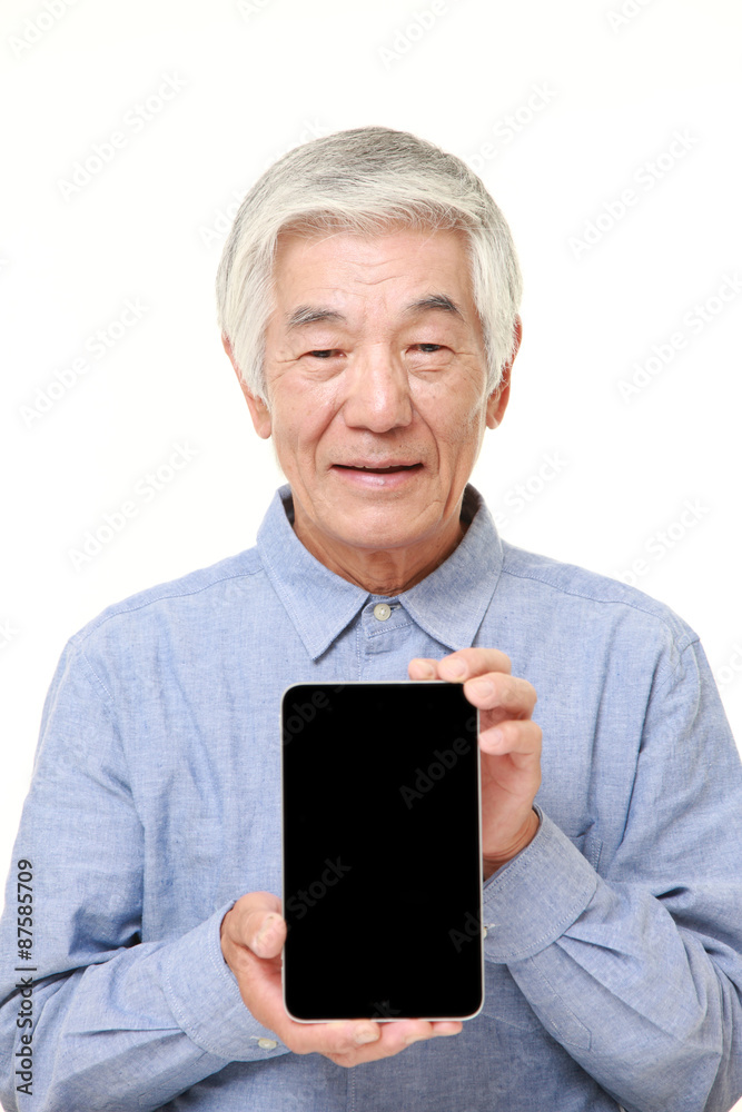 タブレットＰＣを見せる高齢者