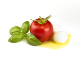 Tomate mit Mozarella auf Olivenöl