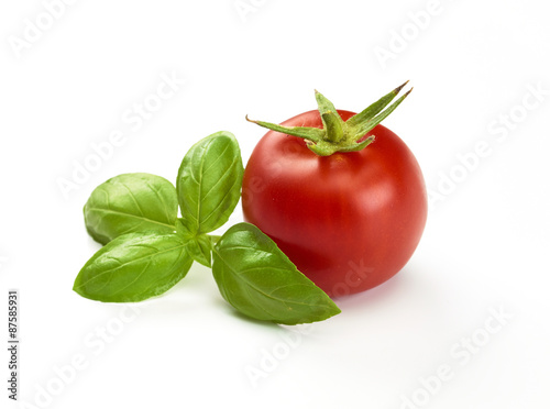 Tomate mit Basilikumblatt