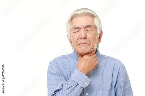 喉が痛む高齢者 photo