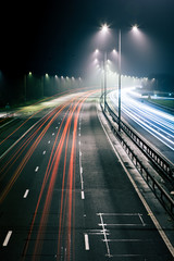 Papier peint photo Autoroute de nuit Autoroute britannique nocturne pose longue  © pxl.store