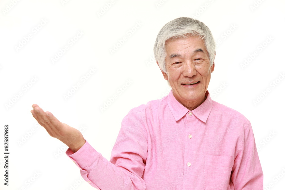 説明をする高齢者 説明をする高齢者