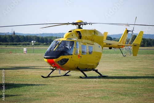 Hubschrauber ist auf einer Wiese für Noteinsatz gelandet
