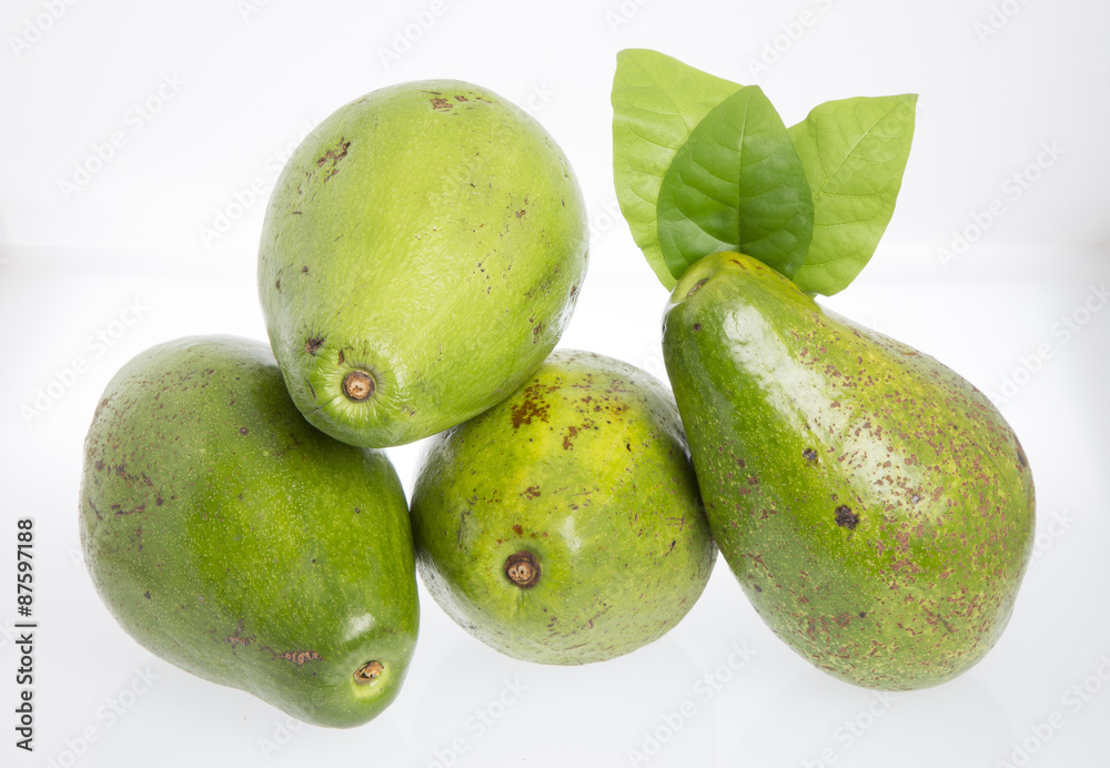 Deliciosos aguacates sobre fondo blanco Deliciosos aguacates sobre fondo blanco