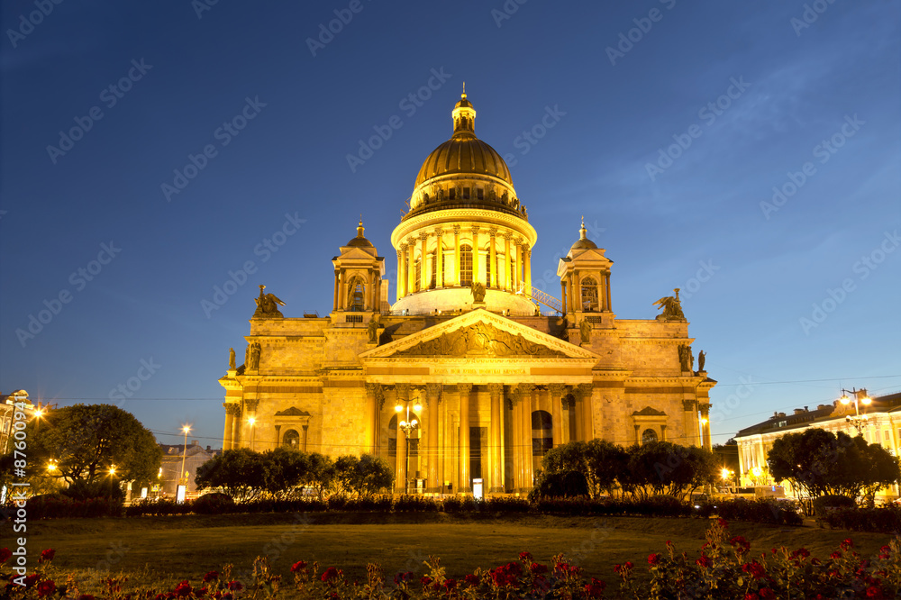 Fototapeta premium St. Isaac's Cathedral in Saint-Petersburg at night, Russia.
