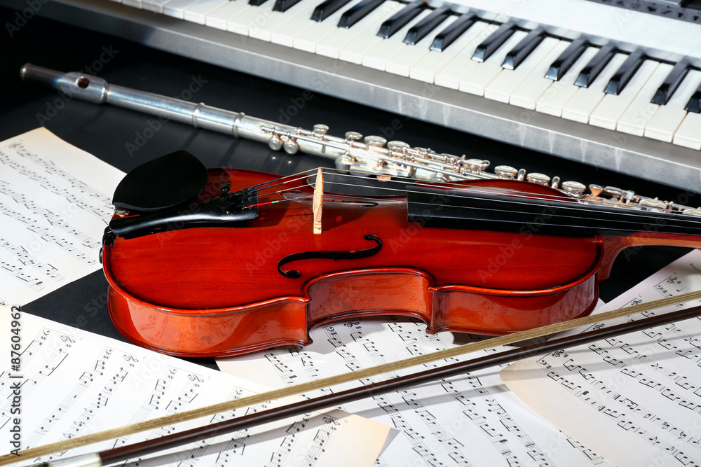 Naklejka premium Musical instruments with music notes on dark background