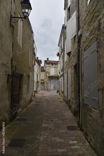 Ruelle étroite et sombre dans la partie médiévale de Saintes  © Photocolorsteph