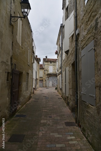 Ruelle   troite et sombre dans la partie m  di  vale de Saintes 