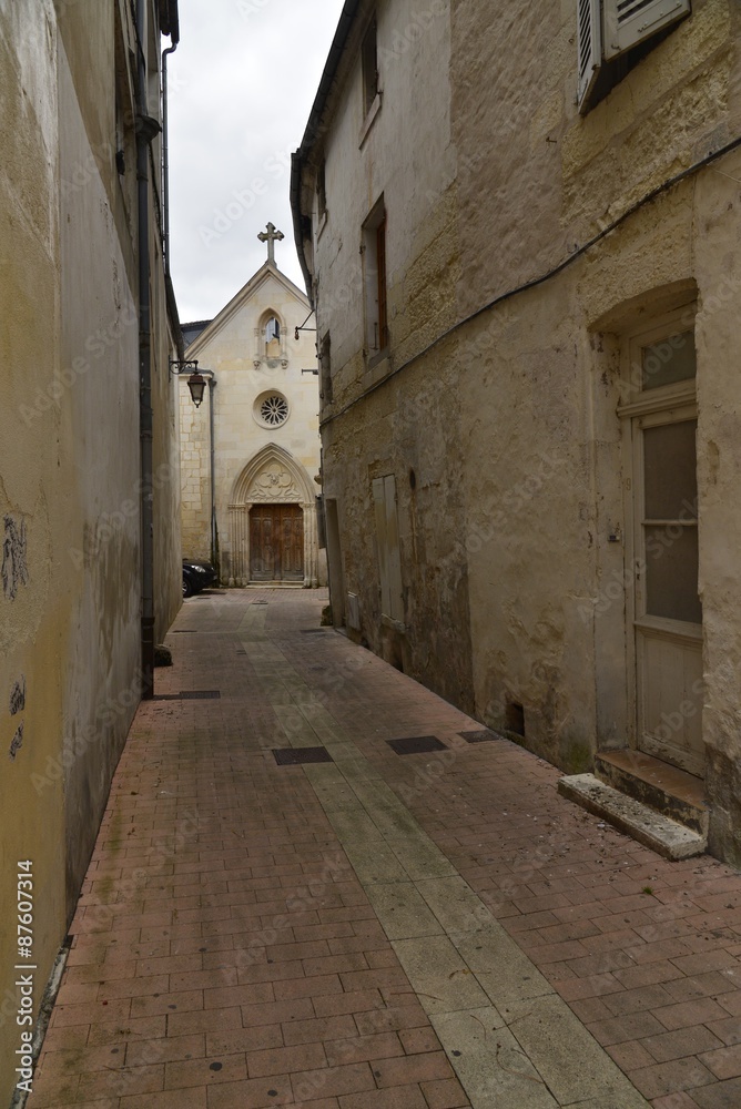 Ruelle typique vers l'une des chapelles au centre médiéval de Saintes 