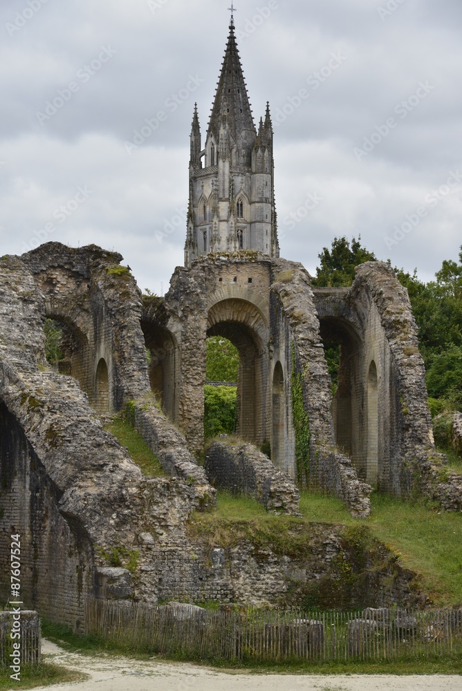 L'imposant clocher de la basilique St-Eutrope émergeant des ruines des arènes gallo-romaines de Saintes L'imposant clocher de la basilique St-Eutrope émergeant des ruines des arènes gallo-romaines de Saintes