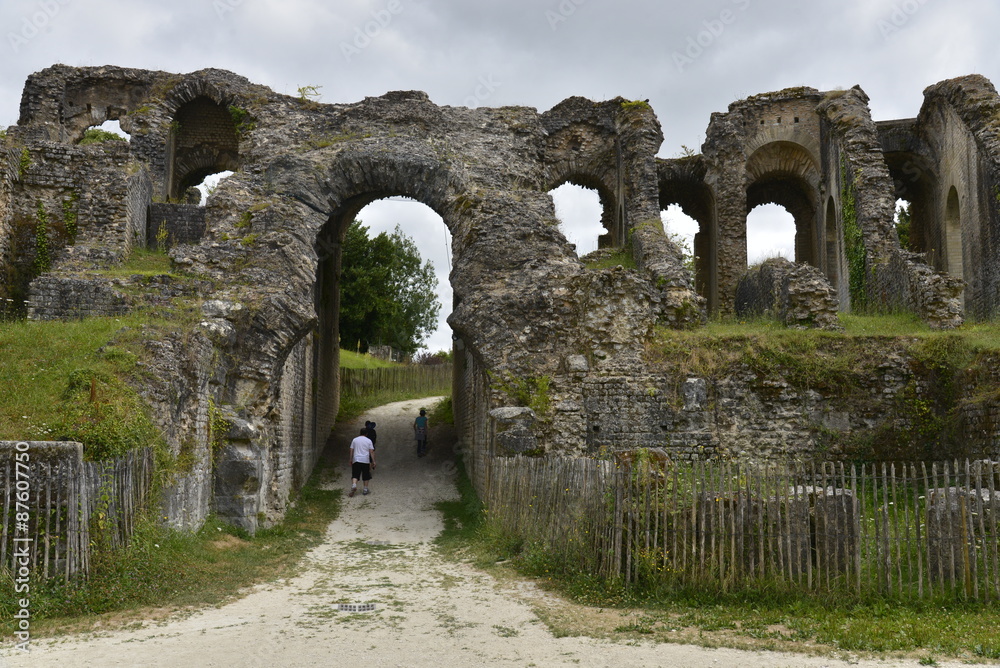 L'entrée principale des ruines des arènes gallo-romaines de Saintes 