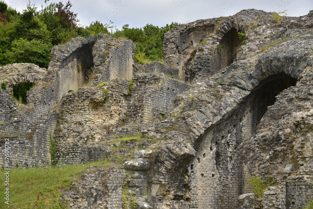 Ruines des voûtes supportant les gradins des arènes de Saintes 