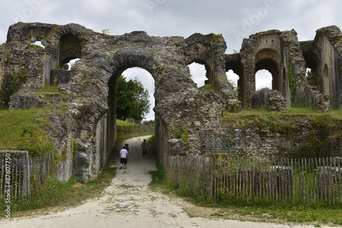 L'entrée principale des ruines des arènes gallo-romaines de Saintes 