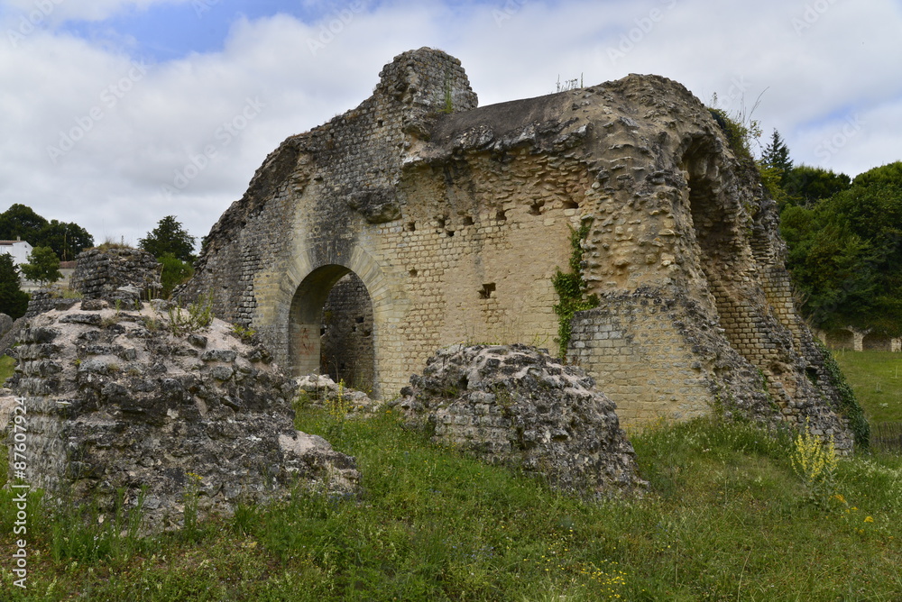 Une arcade intacte dans les ruines des arènes gallo-romaines de Saintes 