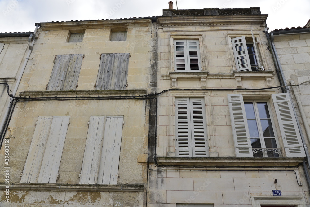 L'architecture typique des vieilles maisons en pierres blanches de la ville de Saintes