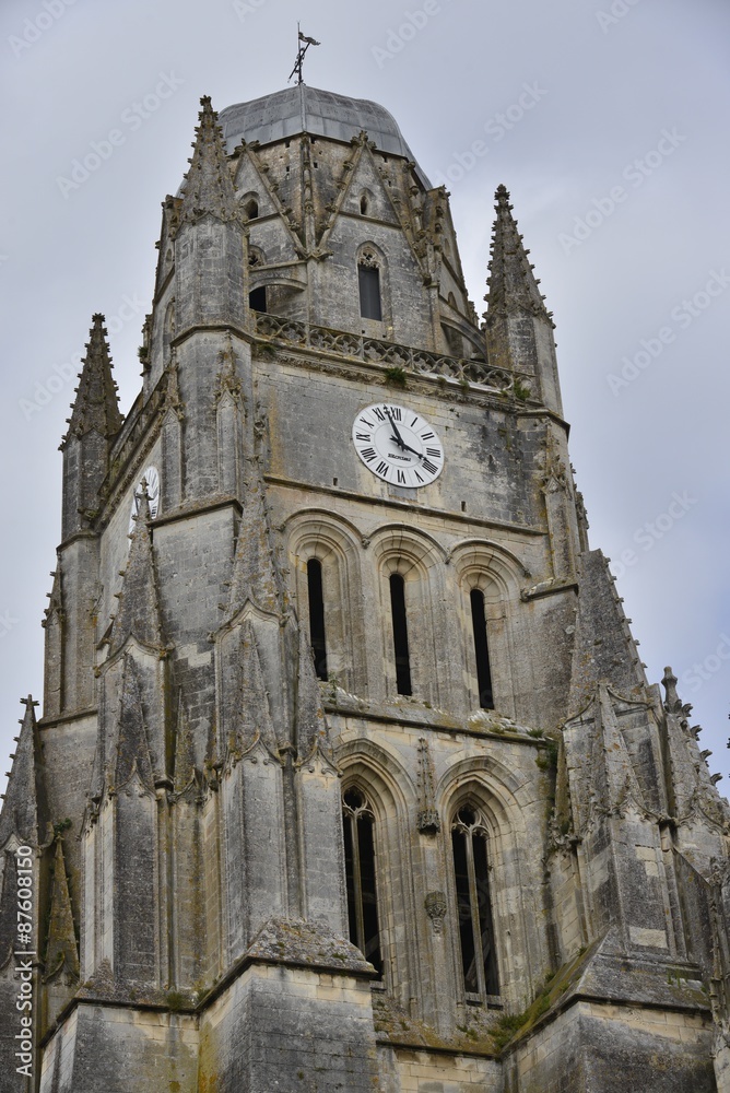 L'imposante tout gothique de la cathédrale St-Pierre de Saintes