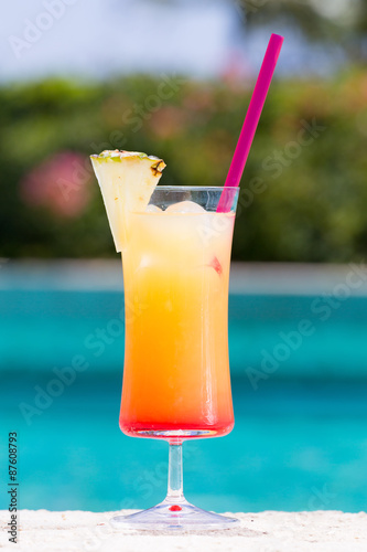 Foto Glass of Cinderella kids cocktail near the pool