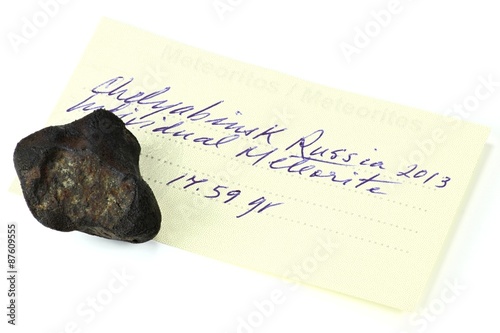 Bild auf Leinwand Fragment des Chelyabinsk Meteoriten mit Bestimmungszettel isoliert auf weißem Hi