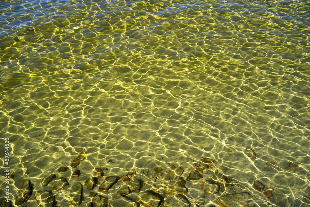 Das kristallklare Wasser des Isterensees im Sonnenlicht