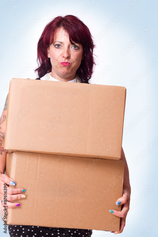 Frau schleppt mit Schnute die Kartons Frau schleppt mit Schnute die Kartons