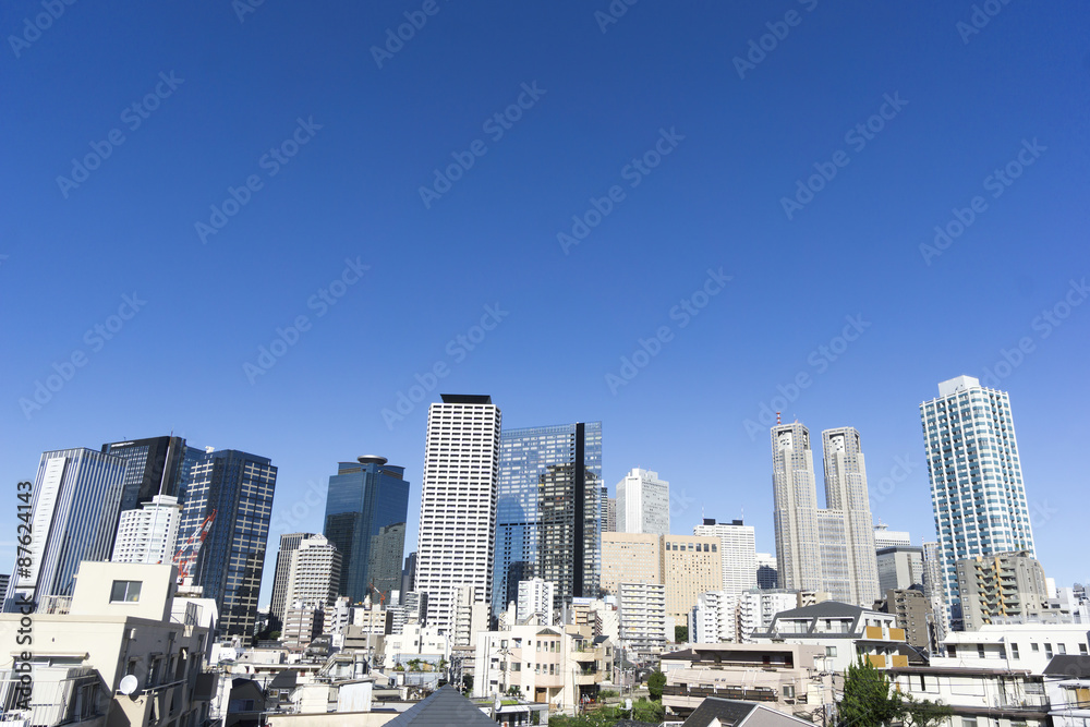 東京都庁と新宿高層ビル群と開発中の西新宿5丁目住宅街　快晴青空　コピースペース　新しいビルが竣工しています　2015年7月撮影