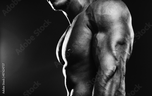 Foto Bodybuilder showing his back and biceps muscles, personal fitnes