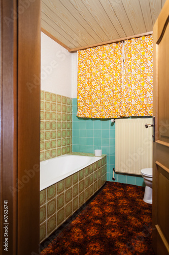 Bild auf Leinwand Ugly bathroom