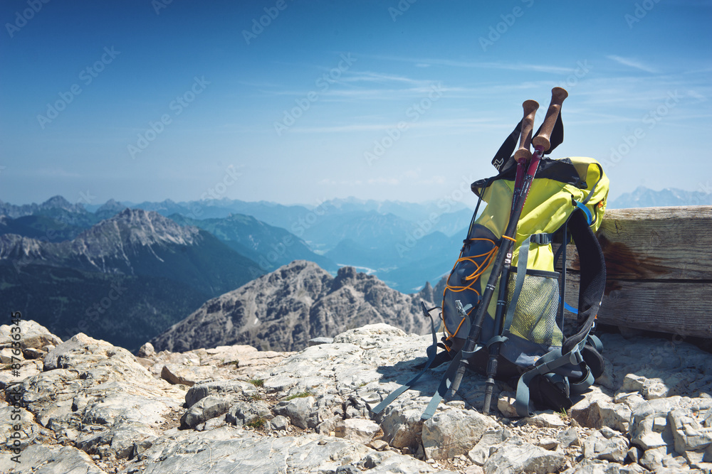 Wunschmotiv: Rucksack steht alleine auf einem Berggipfel #87636345