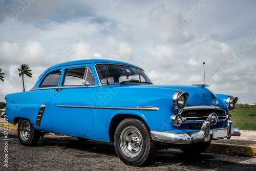 HDR Kuba Varadero blauer Oldtimer parkt unter freiem Himmel