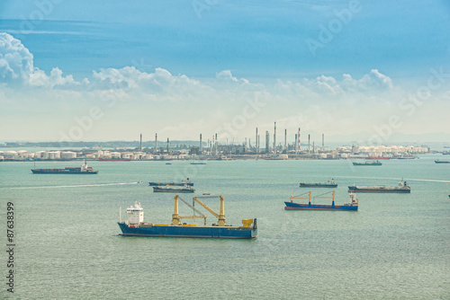 Canvas Print Oil refinery and oil tanker ship in sea, Singapore