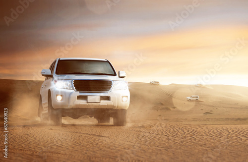 Offroad Cars in the Desert © lassedesignen