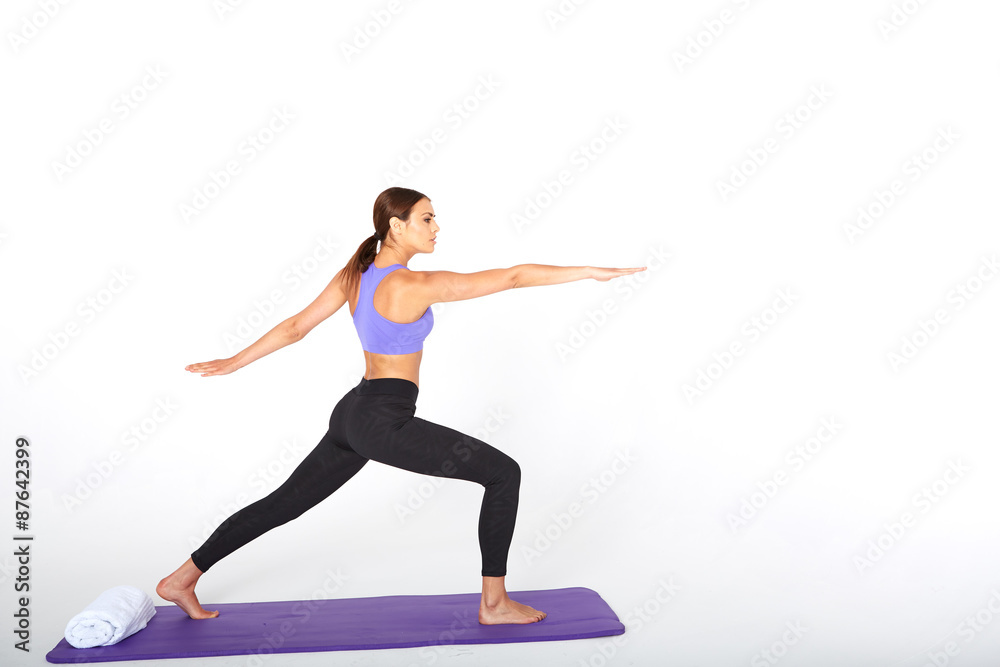 junge frau macht yoga junge frau macht yoga