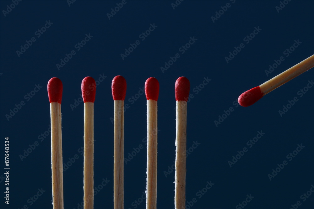 マッチに火をつける