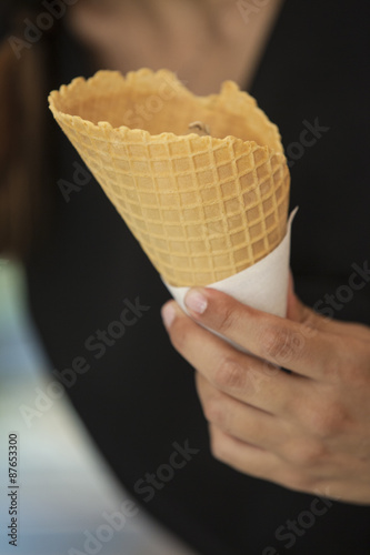 Una mano tiene una cialda con gelato photo