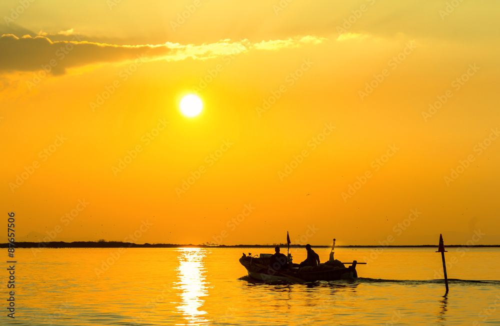 Fototapeta premium gün batımında balıkçılar