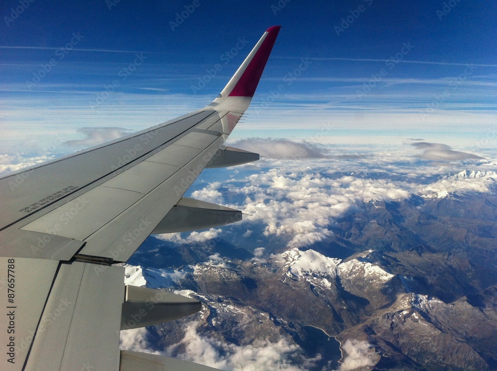 Obraz premium Flying over the mountains