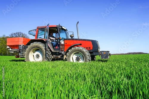 Landwirtschaftliche Ger  te zum Getreide d  ngen  auf einem Getreidefeld